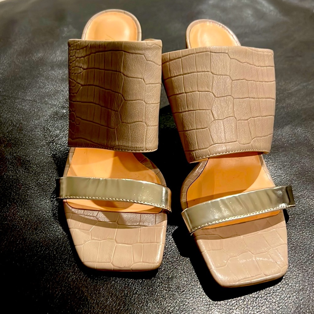 Women’s Tan Mule Shoe size 7.5 never worn. Front strap is gold color.